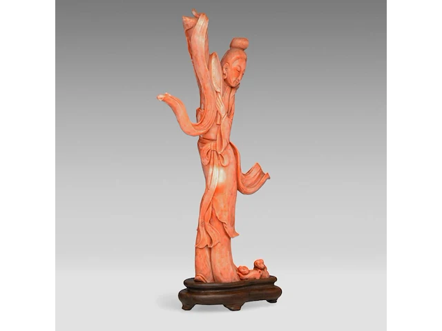 A chinese coral carving of a dancing lady, fixed on a wooden base, total weight 1040 g - afbeelding 2 van  7