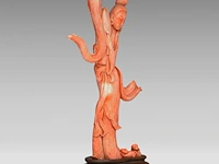 A chinese coral carving of a dancing lady, fixed on a wooden base, total weight 1040 g - afbeelding 2 van  7