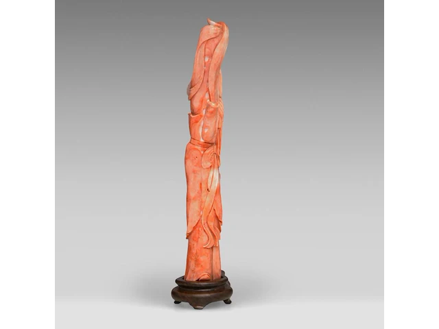A chinese coral carving of a dancing lady, fixed on a wooden base, total weight 1040 g - afbeelding 3 van  7