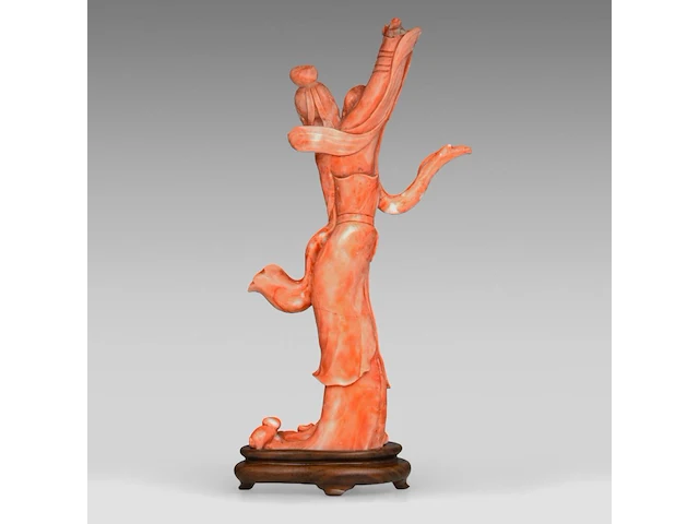 A chinese coral carving of a dancing lady, fixed on a wooden base, total weight 1040 g - afbeelding 4 van  7