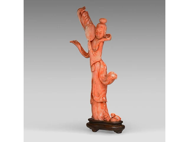 A chinese coral carving of a dancing lady, fixed on a wooden base, total weight 1040 g - afbeelding 6 van  7