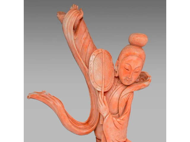 A chinese coral carving of a dancing lady, fixed on a wooden base, total weight 1040 g - afbeelding 7 van  7