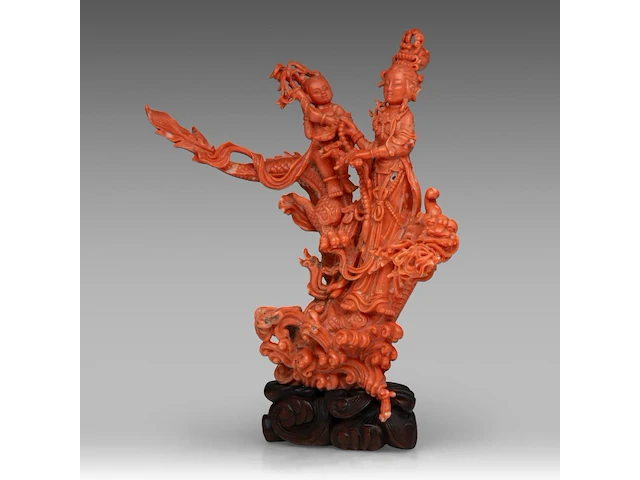 A chinese coral carving of guanyin on a dragon, republic period, (coral only) weight about 813 g - l 23,5 x h 22,5 cm - afbeelding 2 van  6