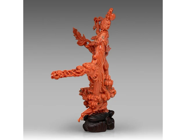 A chinese coral carving of guanyin on a dragon, republic period, (coral only) weight about 813 g - l 23,5 x h 22,5 cm - afbeelding 3 van  6