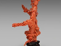 A chinese coral carving of guanyin on a dragon, republic period, (coral only) weight about 813 g - l 23,5 x h 22,5 cm - afbeelding 3 van  6