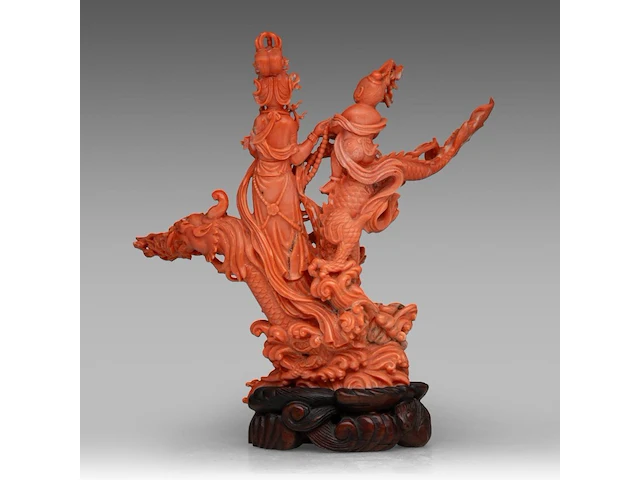 A chinese coral carving of guanyin on a dragon, republic period, (coral only) weight about 813 g - l 23,5 x h 22,5 cm - afbeelding 4 van  6
