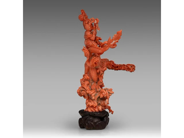 A chinese coral carving of guanyin on a dragon, republic period, (coral only) weight about 813 g - l 23,5 x h 22,5 cm - afbeelding 5 van  6