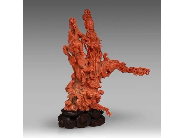 A chinese coral carving of guanyin on a dragon, republic period, (coral only) weight about 813 g - l 23,5 x h 22,5 cm - afbeelding 6 van  6