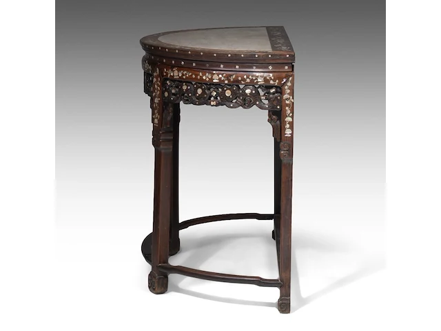 A chinese demi-lune hardwood side table, open-work carved and mother-of-pearl inlaid, late qing, h 88 - l 104 cm - afbeelding 3 van  6