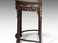 A chinese demi-lune hardwood side table, open-work carved and mother-of-pearl inlaid, late qing, h 88 - l 104 cm - afbeelding 3 van  6