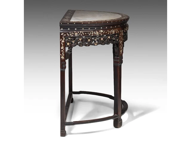 A chinese demi-lune hardwood side table, open-work carved and mother-of-pearl inlaid, late qing, h 88 - l 104 cm - afbeelding 5 van  6