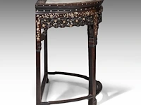 A chinese demi-lune hardwood side table, open-work carved and mother-of-pearl inlaid, late qing, h 88 - l 104 cm - afbeelding 5 van  6