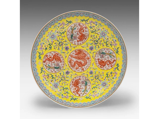 A chinese famille jaune 'dragon and phoenix medallions' large plate, with a guangxu mark, ø 34,5 cm - afbeelding 1 van  2