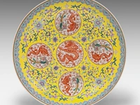 A chinese famille jaune 'dragon and phoenix medallions' large plate, with a guangxu mark, ø 34,5 cm