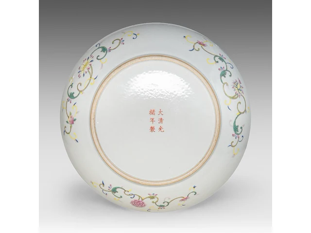 A chinese famille jaune 'dragon and phoenix medallions' large plate, with a guangxu mark, ø 34,5 cm - afbeelding 2 van  2