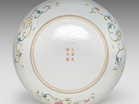 A chinese famille jaune 'dragon and phoenix medallions' large plate, with a guangxu mark, ø 34,5 cm - afbeelding 2 van  2