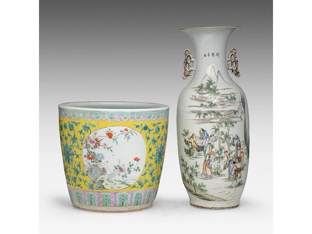 A chinese famille jaune 'flower garden' planter, 19thc, h 32 - ø 35 cm - and a famille rose vase, a signed text, republic period, h 57 cm - afbeelding 1 van  6