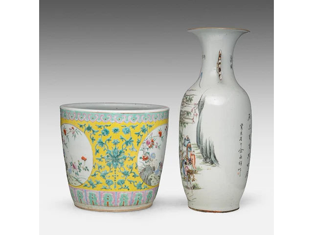 A chinese famille jaune 'flower garden' planter, 19thc, h 32 - ø 35 cm - and a famille rose vase, a signed text, republic period, h 57 cm - afbeelding 2 van  6