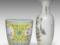 A chinese famille jaune 'flower garden' planter, 19thc, h 32 - ø 35 cm - and a famille rose vase, a signed text, republic period, h 57 cm - afbeelding 2 van  6