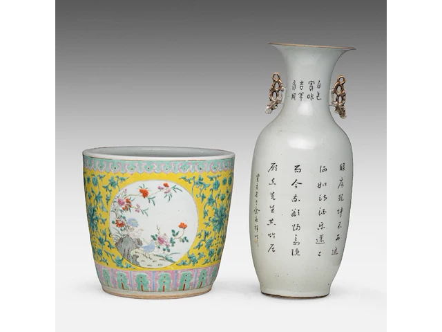 A chinese famille jaune 'flower garden' planter, 19thc, h 32 - ø 35 cm - and a famille rose vase, a signed text, republic period, h 57 cm - afbeelding 3 van  6