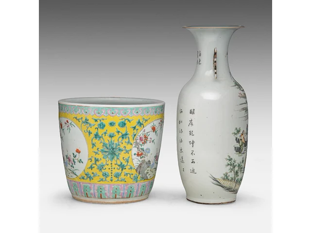 A chinese famille jaune 'flower garden' planter, 19thc, h 32 - ø 35 cm - and a famille rose vase, a signed text, republic period, h 57 cm - afbeelding 4 van  6