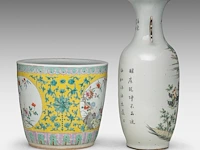 A chinese famille jaune 'flower garden' planter, 19thc, h 32 - ø 35 cm - and a famille rose vase, a signed text, republic period, h 57 cm - afbeelding 4 van  6