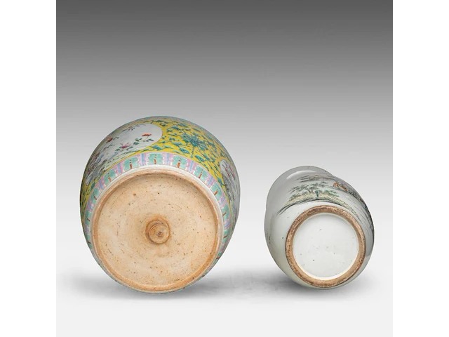 A chinese famille jaune 'flower garden' planter, 19thc, h 32 - ø 35 cm - and a famille rose vase, a signed text, republic period, h 57 cm - afbeelding 6 van  6