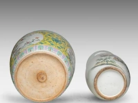 A chinese famille jaune 'flower garden' planter, 19thc, h 32 - ø 35 cm - and a famille rose vase, a signed text, republic period, h 57 cm - afbeelding 6 van  6