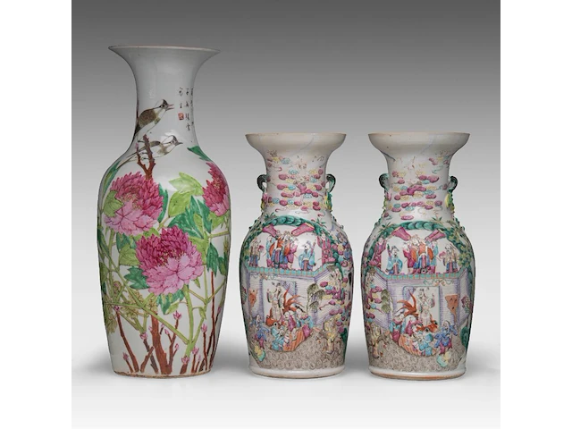 A chinese famille rose 'birds and flowers' vase, late 19thc, h 60,5 cm - a pair of famille rose 'the banquet' vases, 19thc, h 45 cm - afbeelding 1 van  6