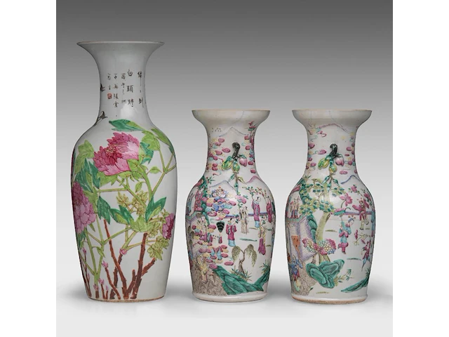 A chinese famille rose 'birds and flowers' vase, late 19thc, h 60,5 cm - a pair of famille rose 'the banquet' vases, 19thc, h 45 cm - afbeelding 2 van  6