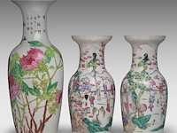 A chinese famille rose 'birds and flowers' vase, late 19thc, h 60,5 cm - a pair of famille rose 'the banquet' vases, 19thc, h 45 cm - afbeelding 2 van  6