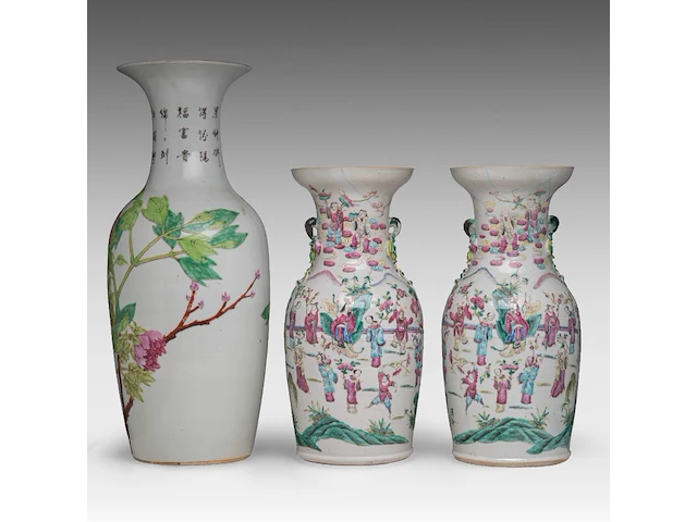 A chinese famille rose 'birds and flowers' vase, late 19thc, h 60,5 cm - a pair of famille rose 'the banquet' vases, 19thc, h 45 cm - afbeelding 3 van  6