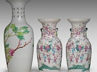 A chinese famille rose 'birds and flowers' vase, late 19thc, h 60,5 cm - a pair of famille rose 'the banquet' vases, 19thc, h 45 cm - afbeelding 3 van  6