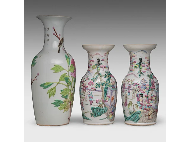 A chinese famille rose 'birds and flowers' vase, late 19thc, h 60,5 cm - a pair of famille rose 'the banquet' vases, 19thc, h 45 cm - afbeelding 4 van  6