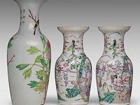 A chinese famille rose 'birds and flowers' vase, late 19thc, h 60,5 cm - a pair of famille rose 'the banquet' vases, 19thc, h 45 cm - afbeelding 4 van  6