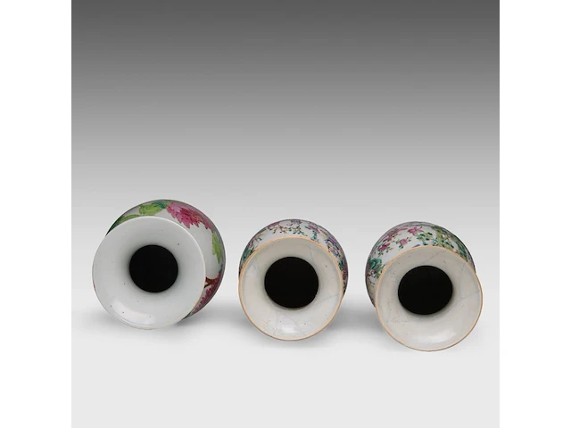 A chinese famille rose 'birds and flowers' vase, late 19thc, h 60,5 cm - a pair of famille rose 'the banquet' vases, 19thc, h 45 cm - afbeelding 5 van  6