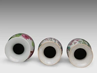 A chinese famille rose 'birds and flowers' vase, late 19thc, h 60,5 cm - a pair of famille rose 'the banquet' vases, 19thc, h 45 cm - afbeelding 5 van  6