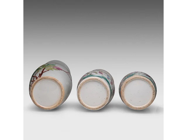 A chinese famille rose 'birds and flowers' vase, late 19thc, h 60,5 cm - a pair of famille rose 'the banquet' vases, 19thc, h 45 cm - afbeelding 6 van  6