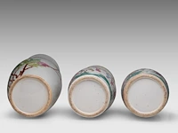 A chinese famille rose 'birds and flowers' vase, late 19thc, h 60,5 cm - a pair of famille rose 'the banquet' vases, 19thc, h 45 cm - afbeelding 6 van  6