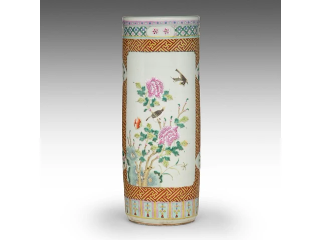 A chinese famille rose 'birds in a flower garden' umbrella stand, republic period, h 59 cm - afbeelding 1 van  6