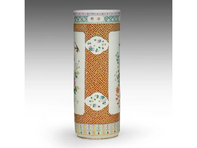 A chinese famille rose 'birds in a flower garden' umbrella stand, republic period, h 59 cm - afbeelding 2 van  6