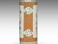 A chinese famille rose 'birds in a flower garden' umbrella stand, republic period, h 59 cm - afbeelding 2 van  6