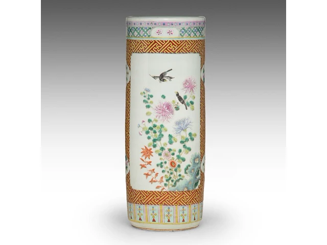 A chinese famille rose 'birds in a flower garden' umbrella stand, republic period, h 59 cm - afbeelding 3 van  6