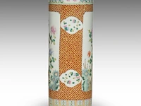 A chinese famille rose 'birds in a flower garden' umbrella stand, republic period, h 59 cm - afbeelding 4 van  6