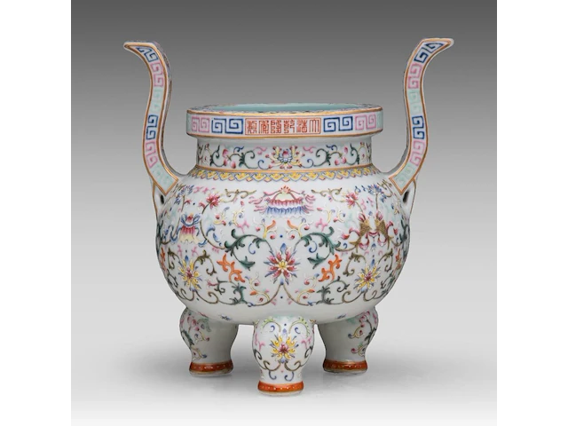 A chinese famille rose ‘buddhist emblem’ tripod censer, with a qianlong mark, total h 27 cm - afbeelding 1 van  7