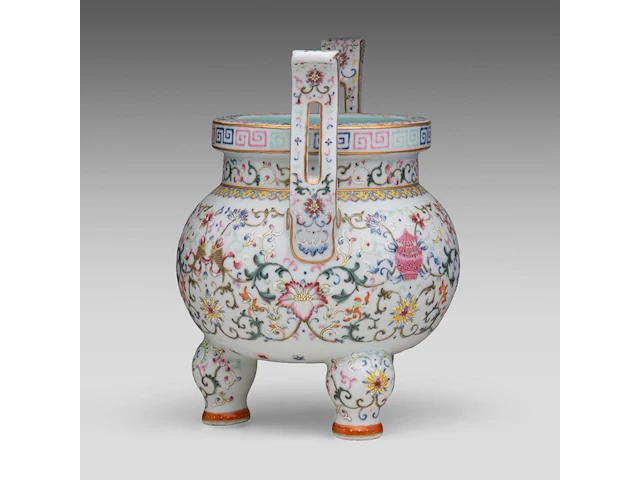 A chinese famille rose ‘buddhist emblem’ tripod censer, with a qianlong mark, total h 27 cm - afbeelding 2 van  7
