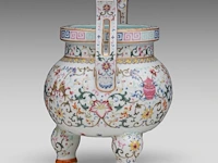 A chinese famille rose ‘buddhist emblem’ tripod censer, with a qianlong mark, total h 27 cm - afbeelding 2 van  7