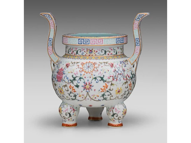 A chinese famille rose ‘buddhist emblem’ tripod censer, with a qianlong mark, total h 27 cm - afbeelding 3 van  7