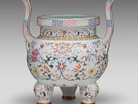 A chinese famille rose ‘buddhist emblem’ tripod censer, with a qianlong mark, total h 27 cm - afbeelding 3 van  7