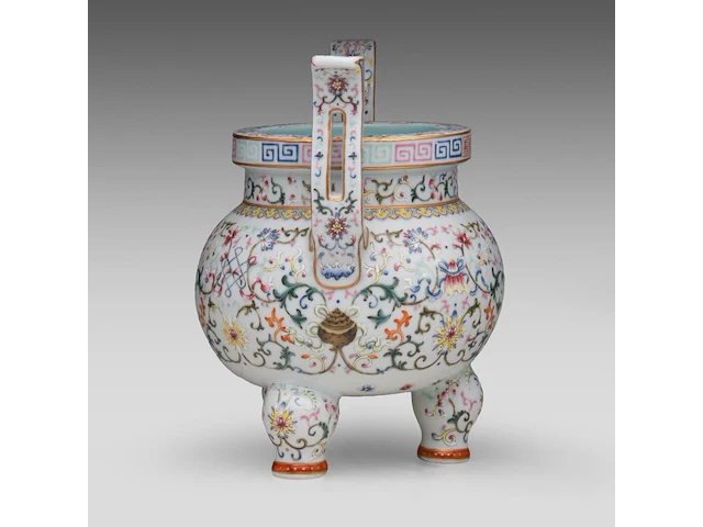 A chinese famille rose ‘buddhist emblem’ tripod censer, with a qianlong mark, total h 27 cm - afbeelding 4 van  7